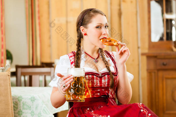 在传统的巴伐利亚区餐馆或酒吧的年轻女子