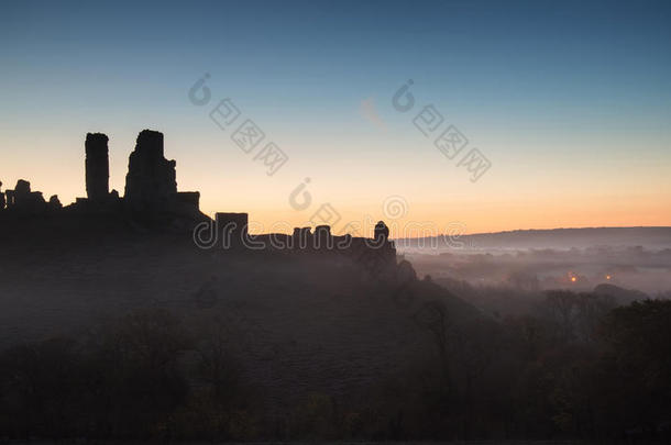 日出时有雾的中世纪城堡遗址