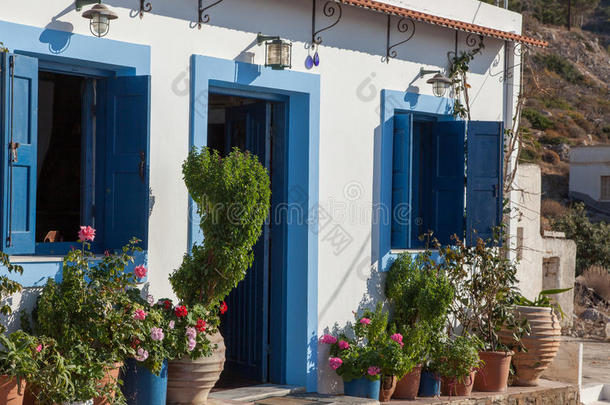 希腊小村庄里的田园诗般的房子