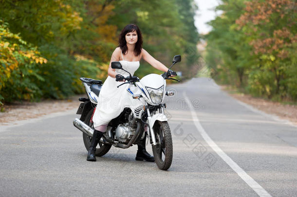骑摩托车的新娘。