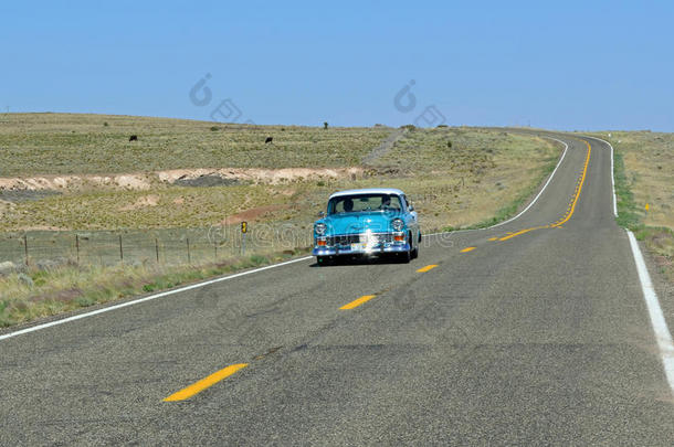 美国亚利桑那州塞利格曼66号公路上的老式汽车