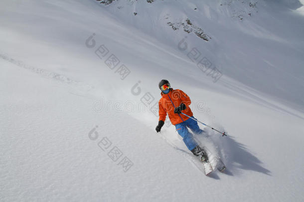 滑雪者在深粉，极端自由行