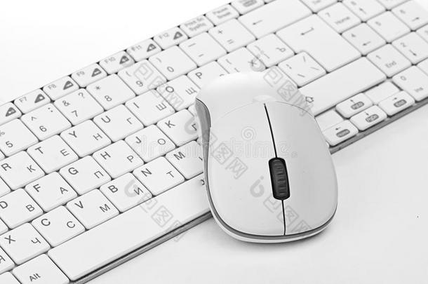 键盘上的白色电脑鼠标