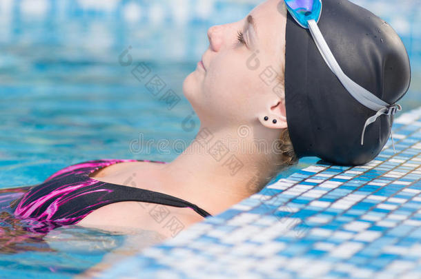 蓝水游泳池的女游泳运动员。女运动员。