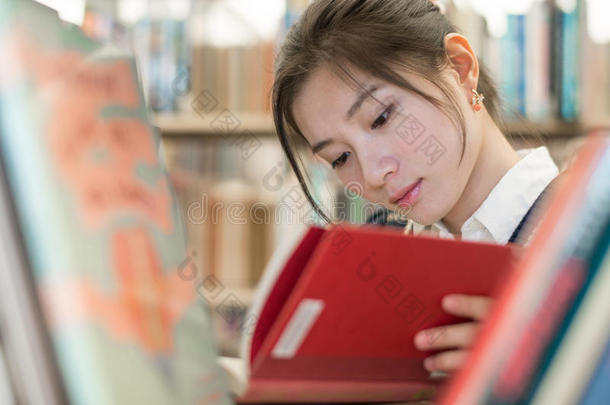 学生在书架上看书