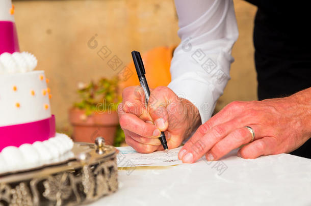 新郎签署结婚证书
