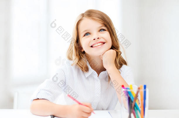 微笑的<strong>小女生</strong>在学校画画