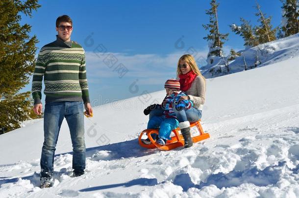 一家人在<strong>寒假</strong>享受新鲜的雪