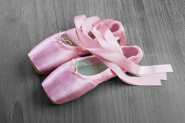 <strong>新款</strong>粉色芭蕾尖头鞋
