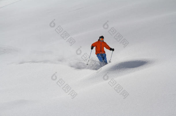 滑雪者在深粉，极端自由行