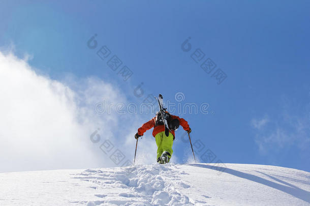 滑雪者<strong>攀登雪山</strong>