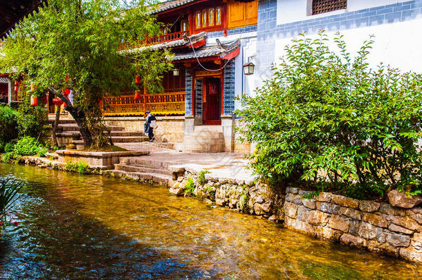 丽江<strong>大</strong>雁古镇的河流和房屋。