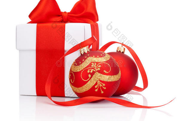 白色礼盒，系着红丝带，两个单独的圣诞球