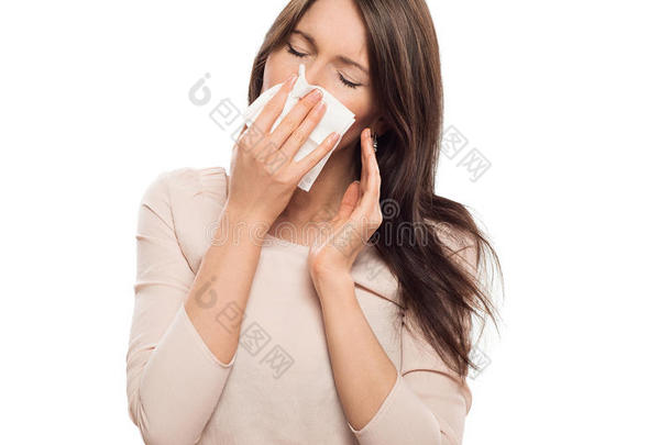 拿纸巾的女人感冒了