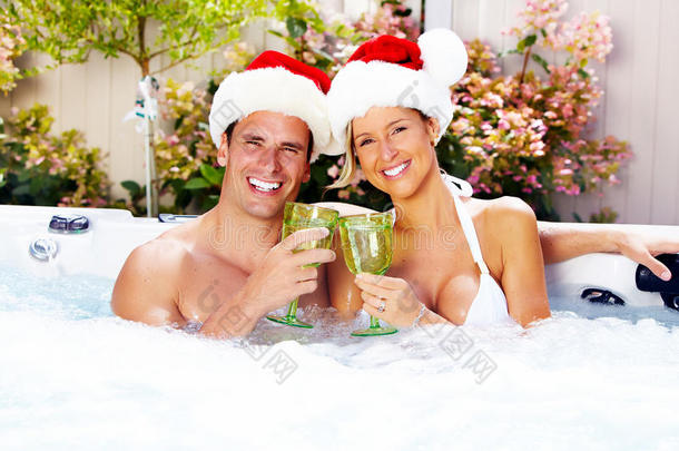 圣诞快乐在按摩浴缸圣诞老人夫妇。