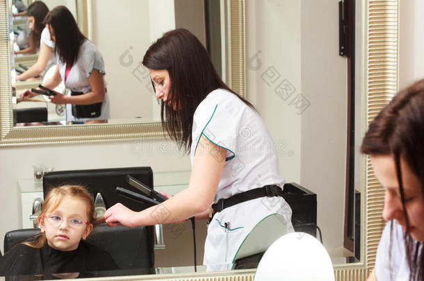 美发师直发小女孩在美发美容院