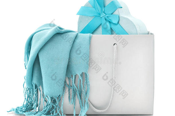 带礼品盒的购物袋里有蓝色围巾