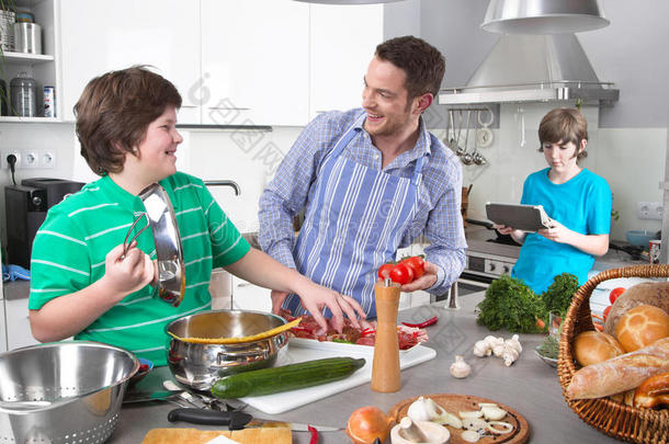 父亲和孩子在厨房做饭-家庭生活