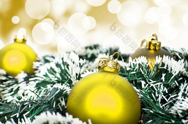 黄色圣诞装饰球与黄色波克背景