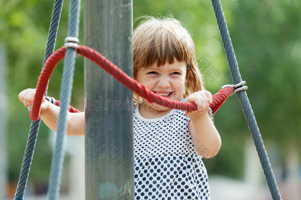 爱笑的女孩爬绳子