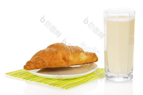餐巾纸上的一杯牛奶和牛角面包