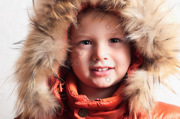 穿着皮帽和橙色冬装的孩子。时尚<strong>儿童</strong>。<strong>儿童</strong>。关闭-向上