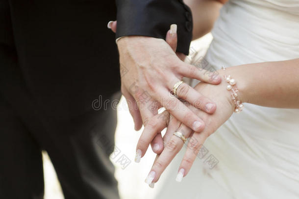 两只手拿着结婚戒指