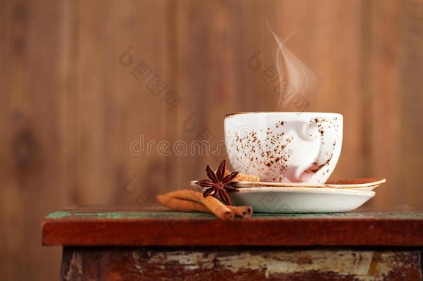 一杯咖啡，加蒸汽，肉桂，茴香在一个美丽的乡村