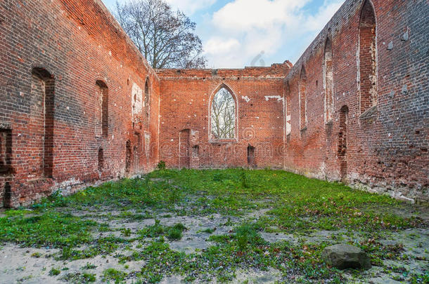 红砖砌成的哥特式教堂废墟