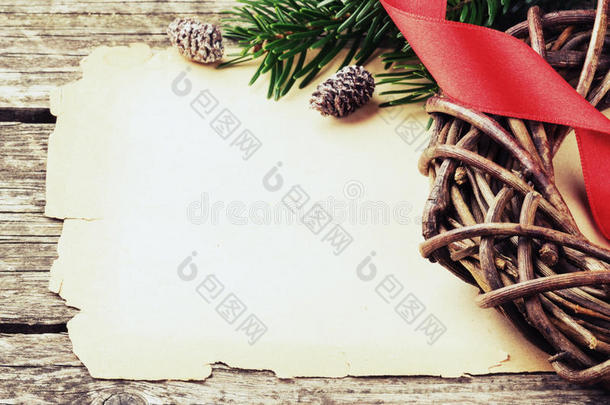 节日框架与古董纸和圣诞花环
