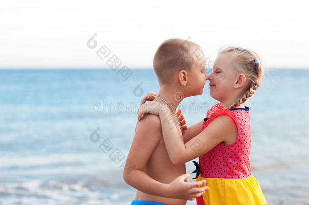 儿童在沙滩上接<strong>吻</strong>的<strong>画</strong>像