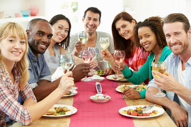 一群朋友围坐在桌旁开晚宴