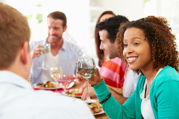 一群朋友围坐在桌旁开晚宴