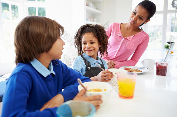 母亲和孩子们在放学前吃<strong>早饭</strong>