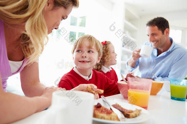 一家人放学前在厨房吃早餐