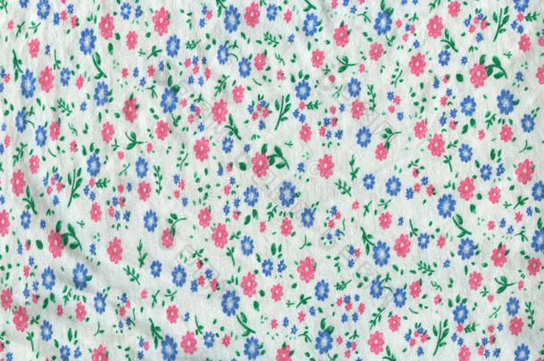 纹理白色针织物，粉红色和蓝色小花