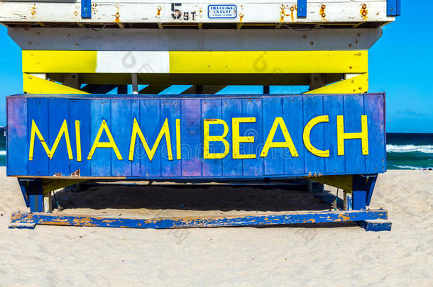 迈阿密海滩装饰艺术风格的木制救生员小屋
