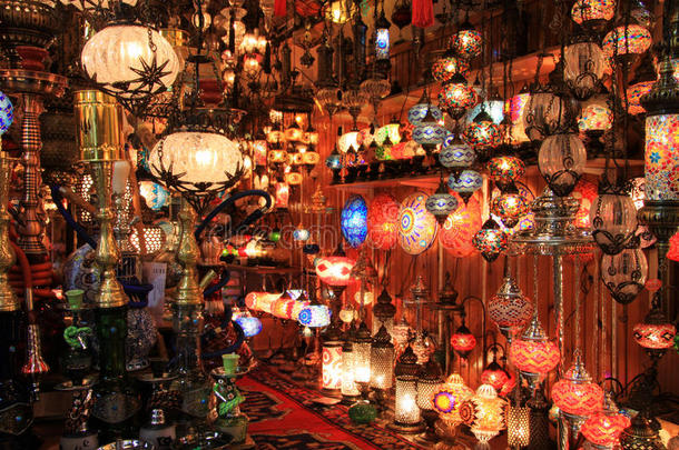 伊斯坦布尔<strong>大巴扎</strong>的土耳其灯具店