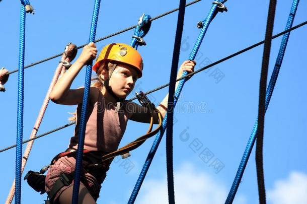 十岁爬绳公园，女孩爬绳