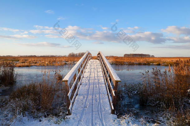 雪中过河木桥