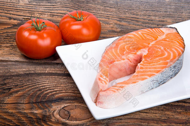 新鲜生三文鱼红鱼扒配香草和蔬菜