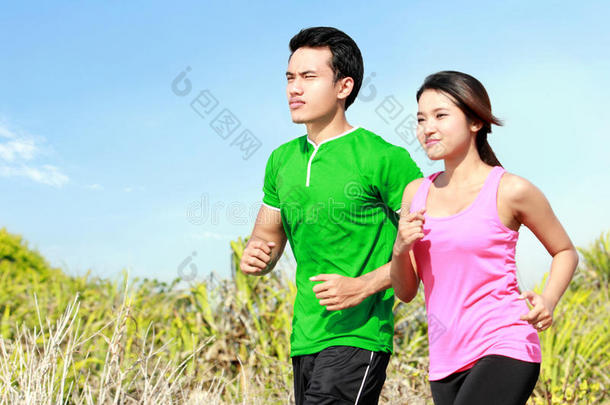 年轻夫妇一起跑步