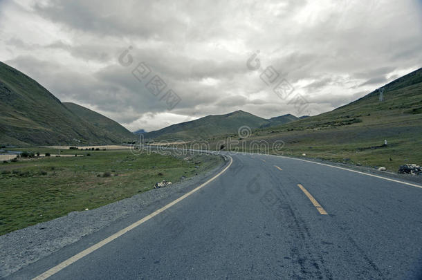 汽车背景，高原公路