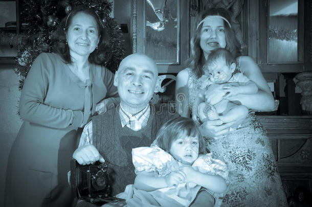 摄影师幸福家庭圣诞写真