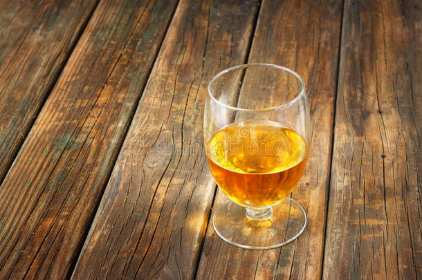 木底苏格兰威士忌，有<strong>文案</strong>空间。有一杯<strong>酒</strong>的老式桌子。