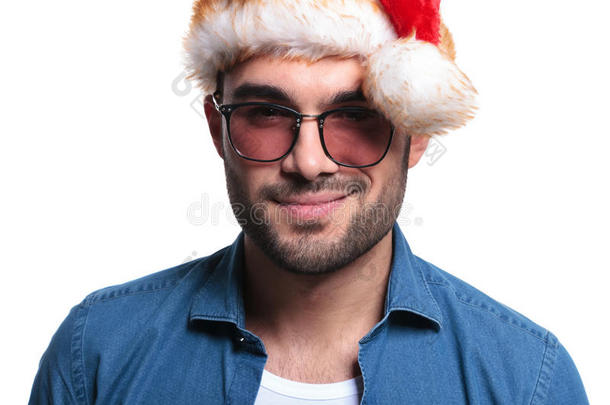 戴圣诞老人帽的男人的笑脸