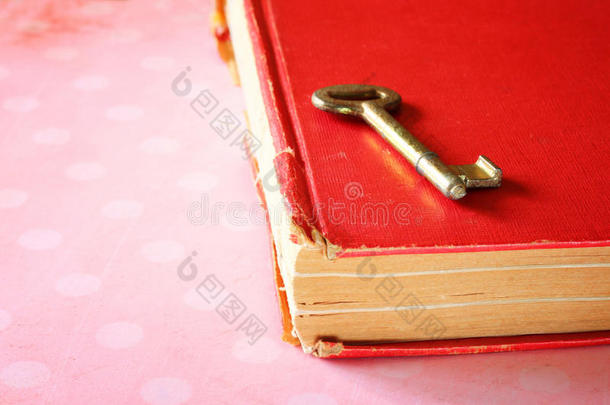封面有金色经典钥匙的红色复古书