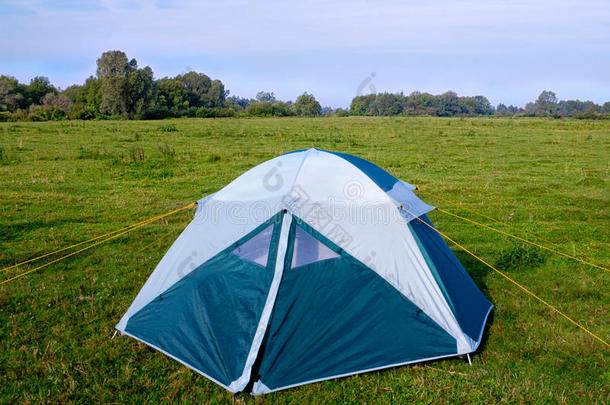 河边草地上的私人露营帐篷。