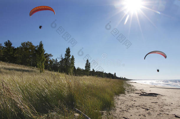 机动悬挂滑翔机风筝飞过幽静的海滩