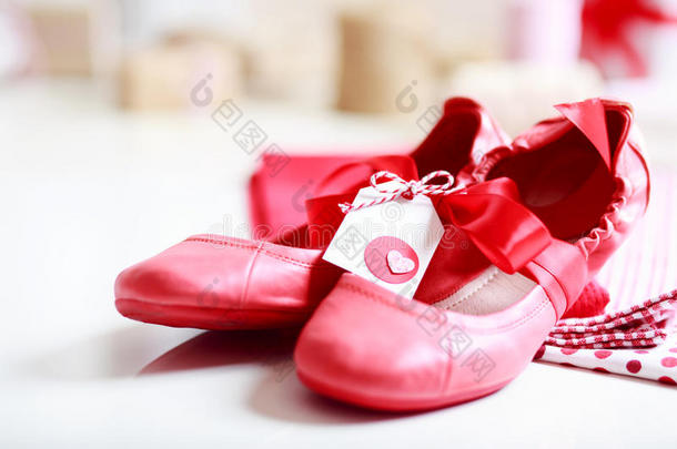 带丝带和心形标签的红色鞋子